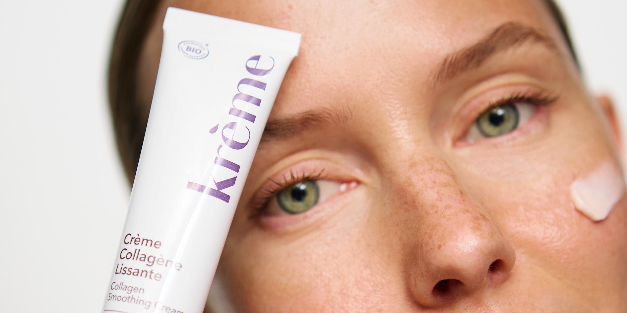 Femme qui utilise un soin visage collagène
