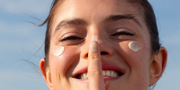 Image Pourquoi utiliser une crème de jour visage avec SPF 50 ?