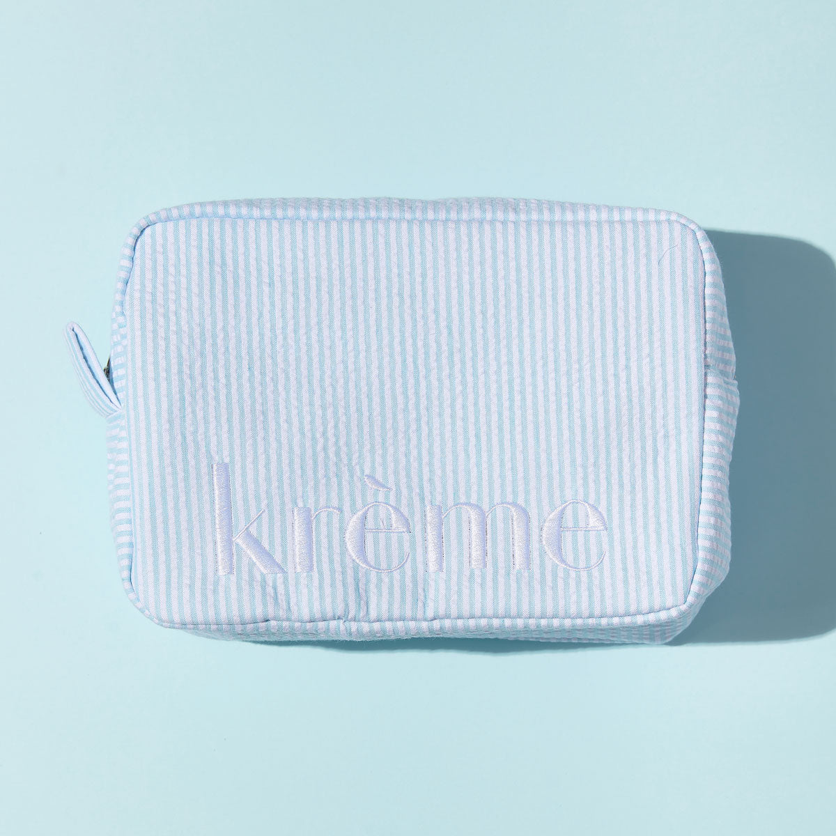 Vanity bleu rayé brodé blanc