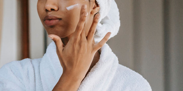 Image Bien hydrater sa peau : pourquoi et comment s’y prendre ?