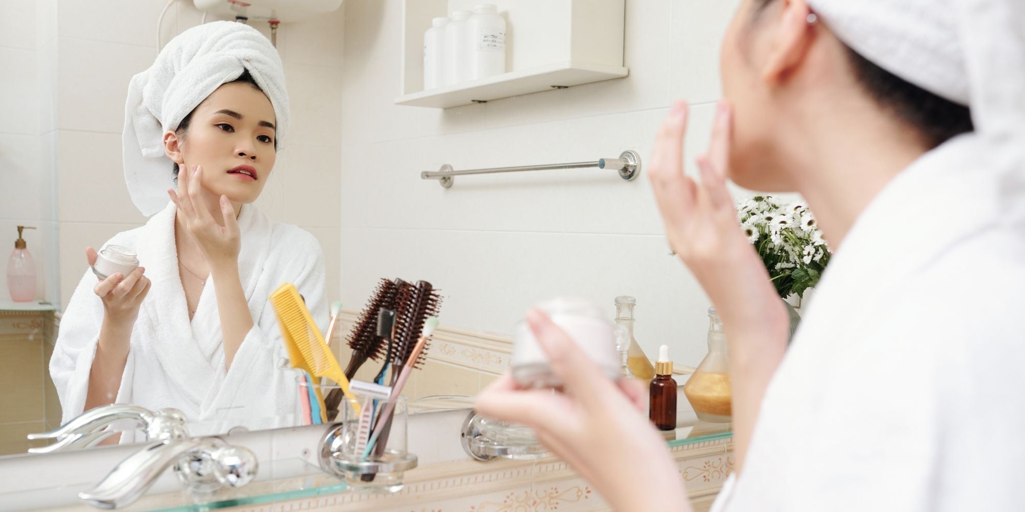 Femme qui réalise sa routine du soir