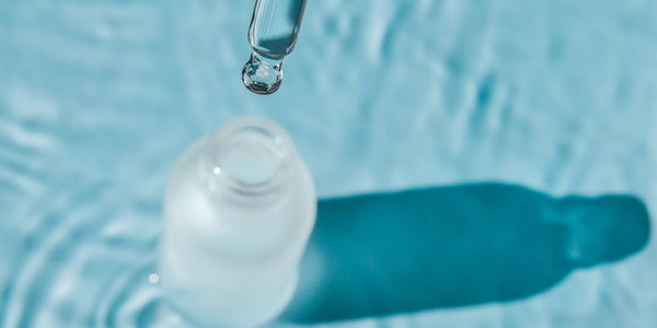 Image Le sérum à l’acide hyaluronique : le must-have de la routine beauté ?