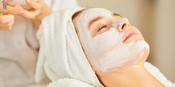 Image J'ai des taches brunes : faut-il forcément passer par le peeling ou le laser ?