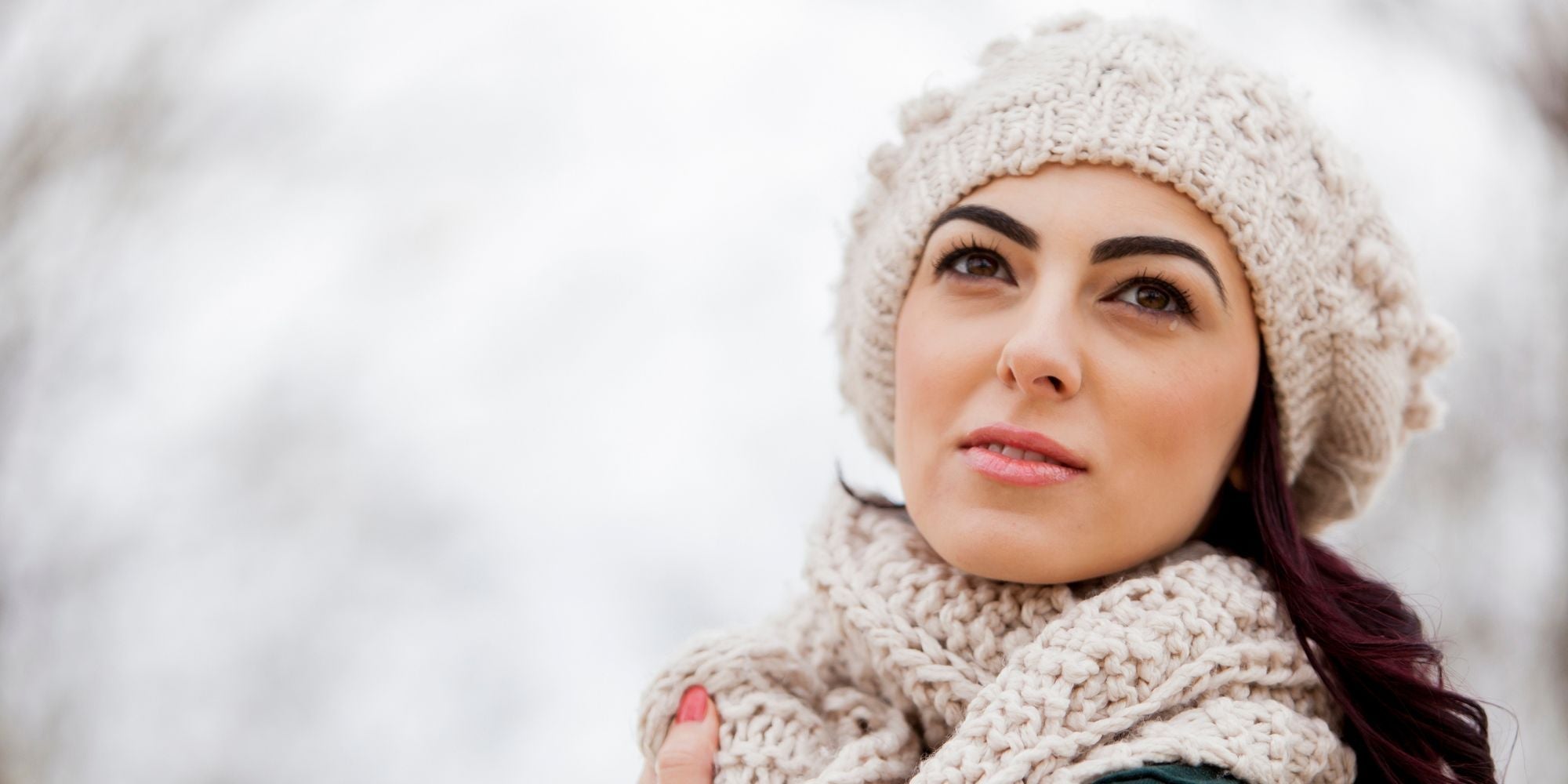 Femme qui garde le teint éclatant en hiver
