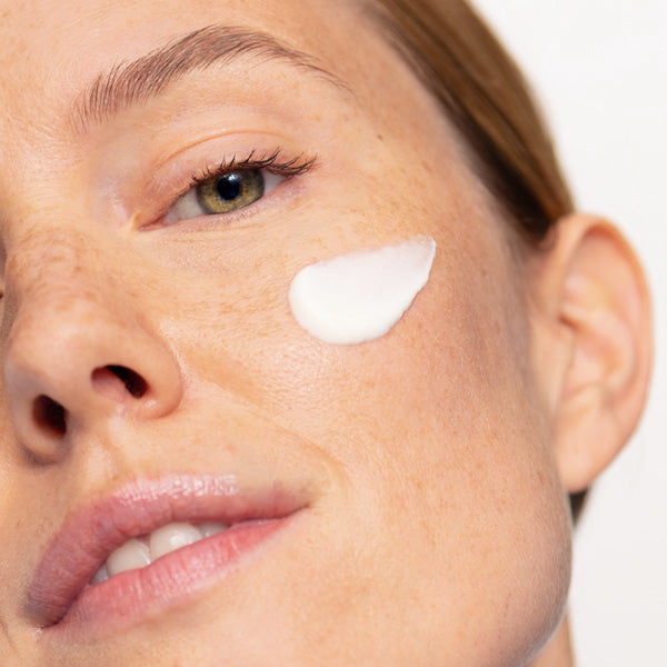 Crème Hydratation Intense Acide Hyaluronique Application